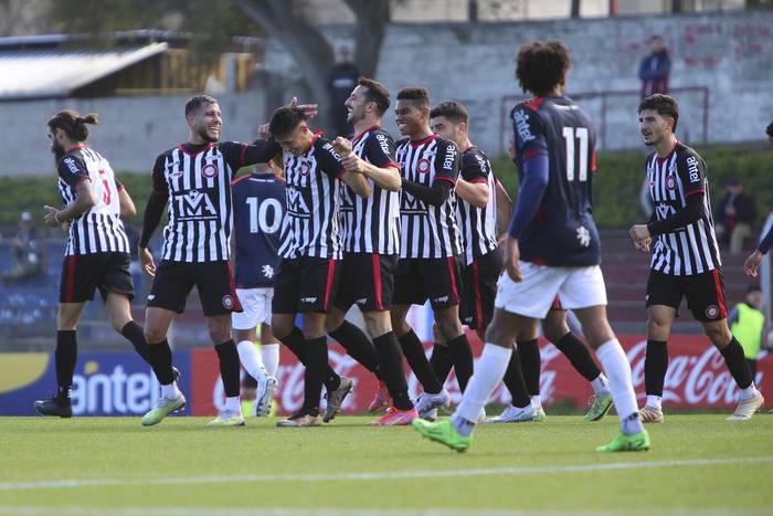 Los jugadores de Miramar festejan un gol a Albion, el 29 de julio, en el Parque Palermo. · Foto: Camilo dos Santos