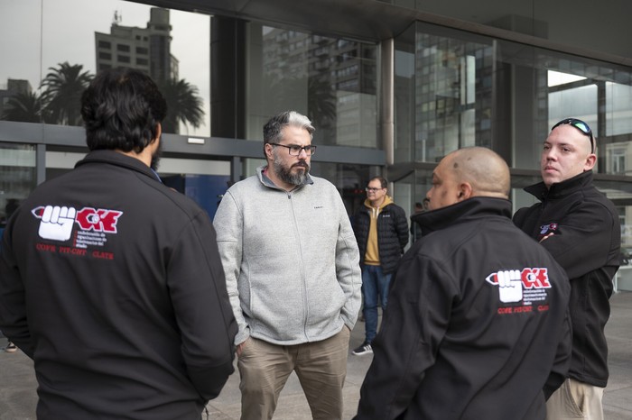 Martín Pereira (C), de la Confederación de Funcionarios del Estado, fuera de la Torre Ejecutiva donde presentaron un recurso administrativo contra régimen de licencias médicas (archivo, julio de 2023). · Foto: Alessandro Maradei