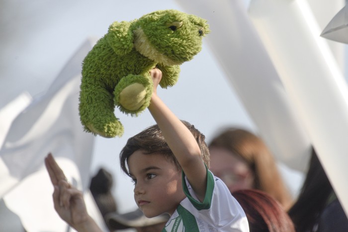 Hinchas de Laureles, previo al partido ante Universitario por la 19ª Copa Nacional de Clubes, en el Parque Liebig's, en Fray Bentos (archivo, agosto de 2023). · Foto: Fernando Morán