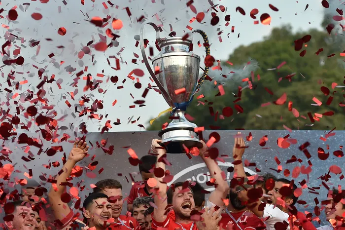 Diego Llama, de Universitario, tras recibir el trofeo de la 19ª Copa Nacional de Clubes, el 6 de agosto de 2023 en el Parque Liebig´s, en Fray Bentos, Río Negro. · Foto: Fernando Morán