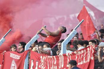 Hinchas de Universitario en el Parque Liebig's, en Fray Bentos. (archivo, agosto de 2023) · Foto: Fernando Morán