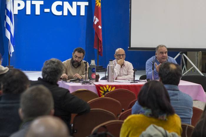 Gabriel Melgarejo, Marcelo Abdala y Joselo López, durante la sesión de la Mesa Representativa, el 10 de agosto en la sede de la central sindical. · Foto: Ernesto Ryan
