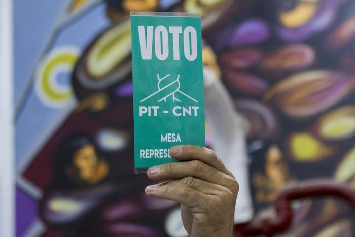 Durante la votación para la realización de un plebiscito para derogar la reforma de la Seguridad Social, el 10 de agosto, en el PIT-CNT, en Montevideo. · Foto: Ernesto Ryan