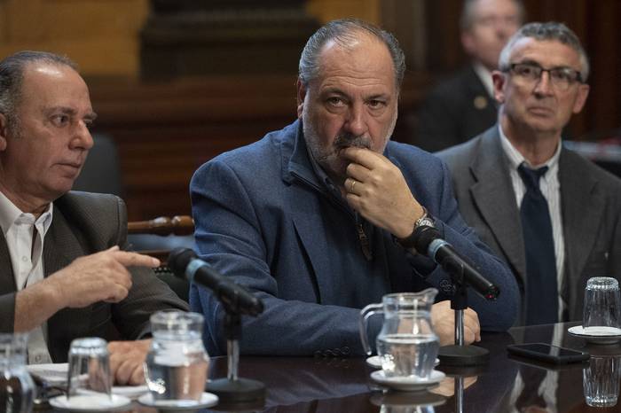 Francisco Sanguinetti Gallinal, Jorge Gandini y Gonzalo Onetto, en el Palacio Legislativo (16.08.2023). · Foto: Alessandro Maradei