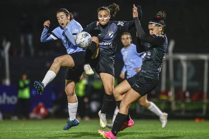 Paula Silva, de Montevideo City Torque y Lizeth Stelmak, de Danubio, en el Parque Palermo. · Foto: Ernesto Ryan