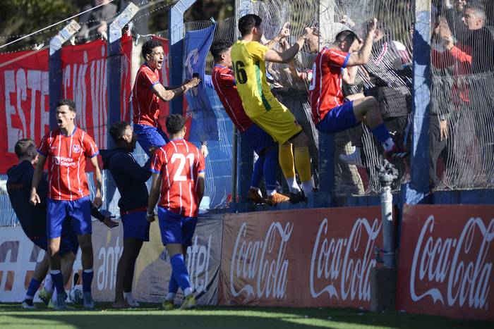 Los jugadores de Central Español tras la victoria ante Canadian en el Parque Palermo. · Foto: Alessandro Maradei