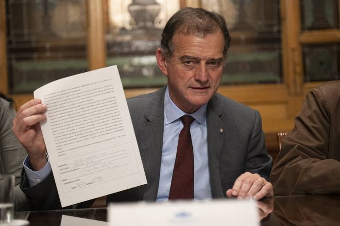 Guido Manini Rïos, en el lanazmiento de la campaña "contra la usura y por una deuda justa", en la antesala del Senadio, en Palacio Legislativo (archivo, agosto de 2023). · Foto: Alessandro Maradei