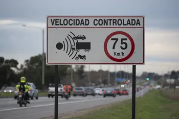 Foto principal del artículo 'Proyecto de ley de la oposición propone bajar a la mitad el valor de la mayoría de las multas por exceso de velocidad' · Foto: Alessandro Maradei