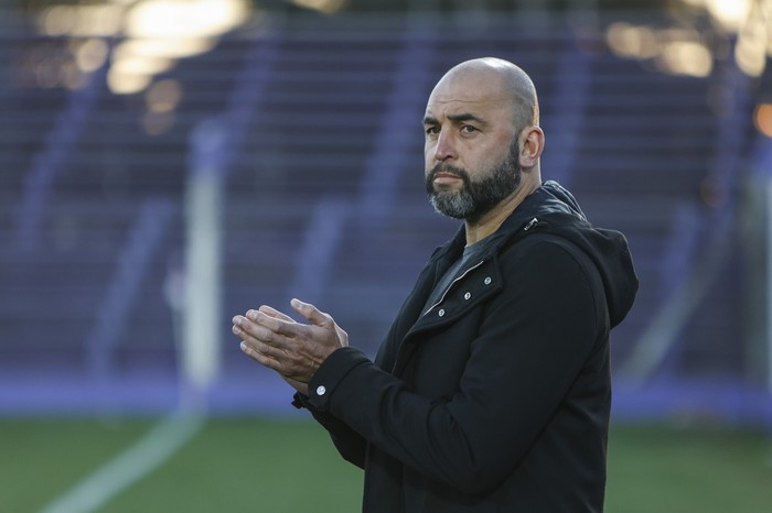 Marcelo Méndez, dirigiendo a Defensor Sporting. (archivo, agosto de 2023) · Foto: Camilo dos Santos
