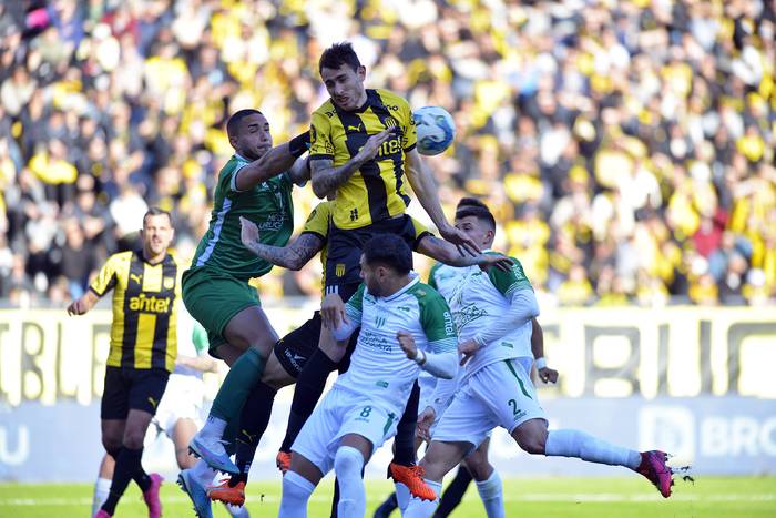 Fabricio Correa, de La Luz, y Jonatthan Rak de Peñarol, en el Campeón del Siglo (27.08.2023). · Foto: Alessandro Maradei