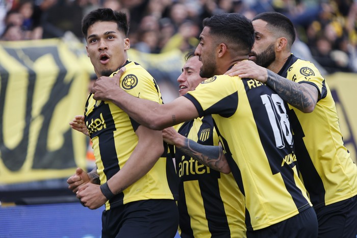 Festejo de Peñarol, durante el encuentro ante Boston River, el 2 de setiembre. · Foto: Camilo dos Santos