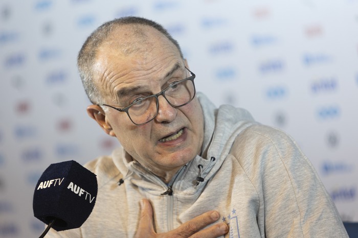 Marcelo Bielsa en una conferencia de prensa (archivo, setiembre de 2024). · Foto: Camilo dos Santos