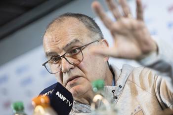 Marcelo Bielsa durante una conferencia de prensa (archivo). · Foto: Camilo dos Santos
