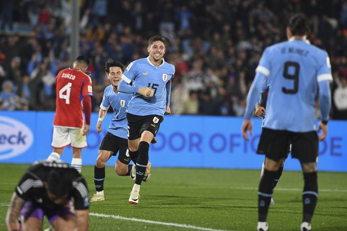 Festejo de gol de Federico Valverde en el partido Uruguay-Chile en el estadio Centenario · Foto: Sandro Pereyra