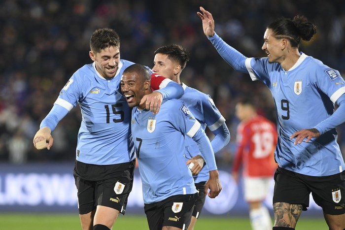 Federico Valverde, Nicolás de la Cruz y Darwin Núñez, durante el encuentro frente a Chile, por las Eliminatorias para el Mundial 2026. (Archivo, setiembre de 2023). · Foto: Sandro Pereyra