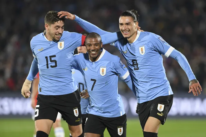 Federico Valverde, Nicolás de la Cruz y Darwin Núñez, de Uruguay, tras un gol ante Chile durante las eliminatorias para el Mundial 2026, en el estadio Centenario (archivo, 2023). · Foto: Sandro Pereyra