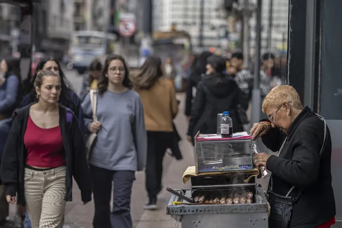 Trabajadores sobre 18 de julio. Foto: Ernesto Ryan (archivo, setiembre de 2023)