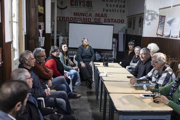 Reunión de representantes de Familiares de Desaparecidos, Crysol, el Frente Amplio y la Secretaría de Derechos Humanos del PIT-CNT, en la sede de Crysol. · Foto: Ernesto Ryan