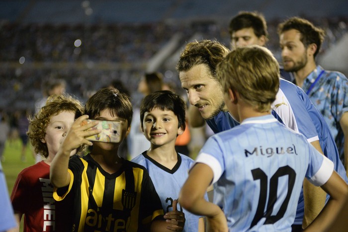 Diego Forlán durante su partido de despedida, el 28 de diciembre de 2019, en el estadio Centenario. · Foto: Alessandro Maradei