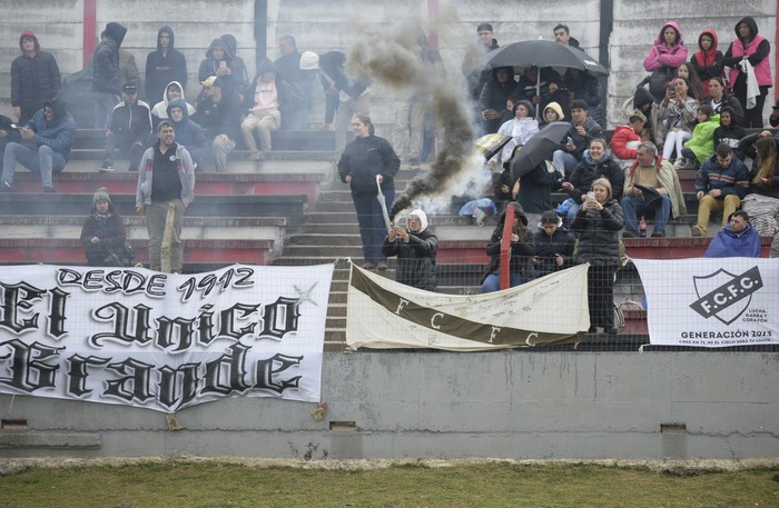 Hinchada de Ferro Carril, durante un partido por la Copa Uruguay en el estadio Parque Huracán. · Foto: Alessandro Maradei