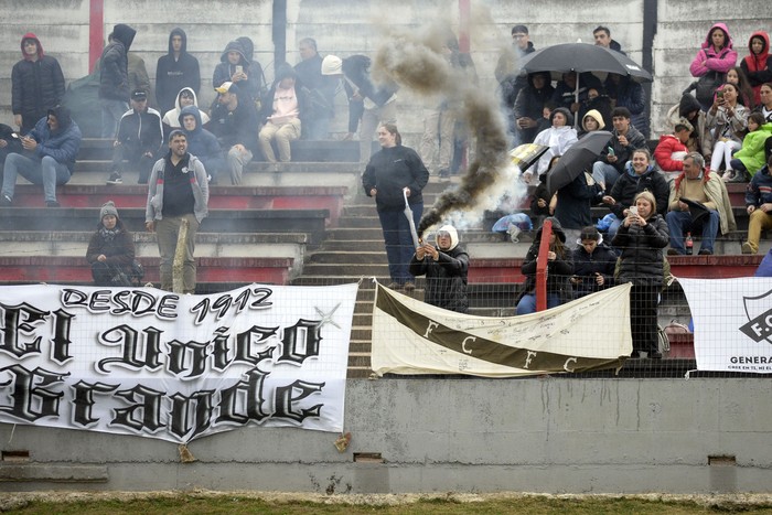 Hinchas de Ferro Carril de Salto en el Parque Huracán (archivo, setiembre de 2023). · Foto: Alessandro Maradei