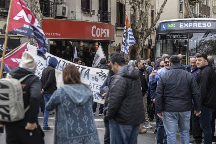 Movilización de trabajadores de Copsa frente a la sede de la empresa (archivo, setiembre de 2023). · Foto: Ernesto Ryan