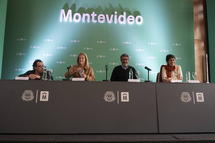 Pablo Menoni, Carolina Cosse, Justo Onandi y Verónica Piñeiro, el 22 de setiembre, durante la conferencia de prensa en la Intendencia de Montevideo.