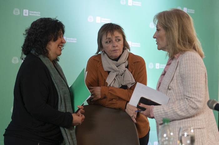 Solana Quesada, Alejandra López y Carolina Cosse, en la Intendencia de Montevideo.