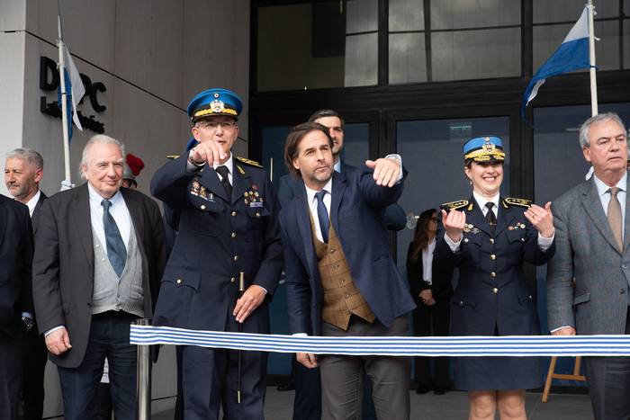 José Manuel Azambuya y Luis Lacalle Pou, durante la inauguración del nuevo edificio de la Policía Científica, el 29 de setiembre, en el barrio Reducto.