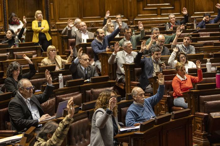 Votación en la interpelación a los ministros de Relaciones Exteriores y Economía, el 3 de octubre, en la Cámara de Diputados en el Parlamento. · Foto: Ernesto Ryan