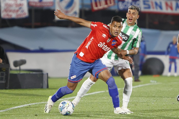 Lucas Morales, de Nacional, y Agustín Alaniz, de Racing, durante el partido por la fecha 4 del Torneo Clausura, el 5 de octubre de 2023, en el estadio Centenario. · Foto: Camilo dos Santos