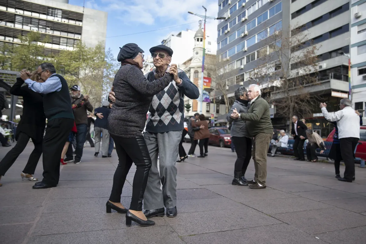 Estudio revela que bailar tango a ritmo de milonga consume más energía que caminar