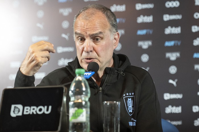 Marcelo Bielsa en conferencia de prensa en el Estadio Centenario. archivo 20231006 · Foto: Alessandro Maradei