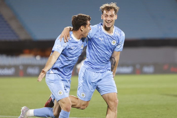 Nicolás Siri (D), festeja un gol con José Álvarez (archivo). · Foto: Camilo dos Santos