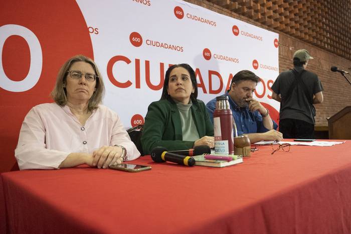 Nibia Reisch, María Eugenia Roselló y Adrián Peña, el 9 de octubre, durante la reunión de la agrupacion Ciudadanos, en la Casa del Partido Colorado, en Montevideo. · Foto: Alessandro Maradei