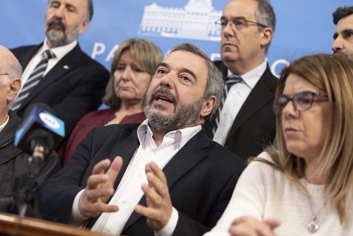 Mario Bergara y Silvia Nane, el 11 de octubre, durante la conferencia de prensa en el Palacio Legislativo. · Foto: Camilo dos Santos