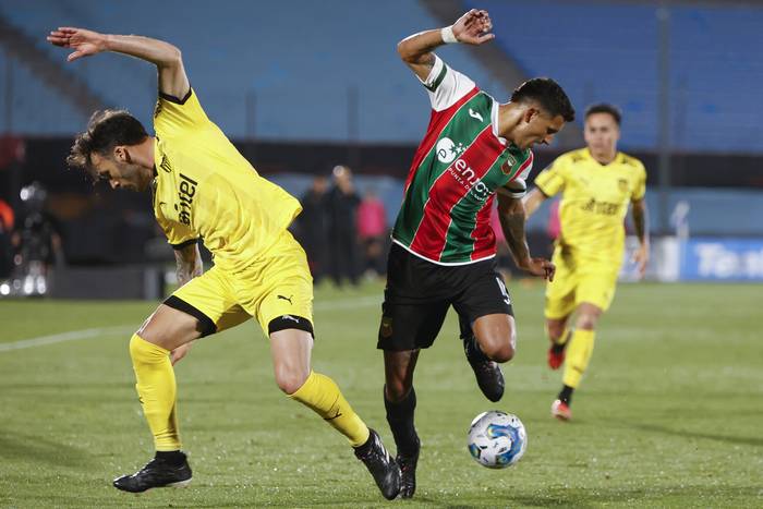 Sebastián Rodríguez, de Peñarol, y Eduardo Darias, de Deportivo Maldonado. · Foto: Camilo dos Santos