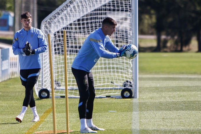 Franco Israel y Sergio Rochet, durante un entrenamiento en el Complejo Celeste (archivo, 2023). · Foto: Ernesto Ryan