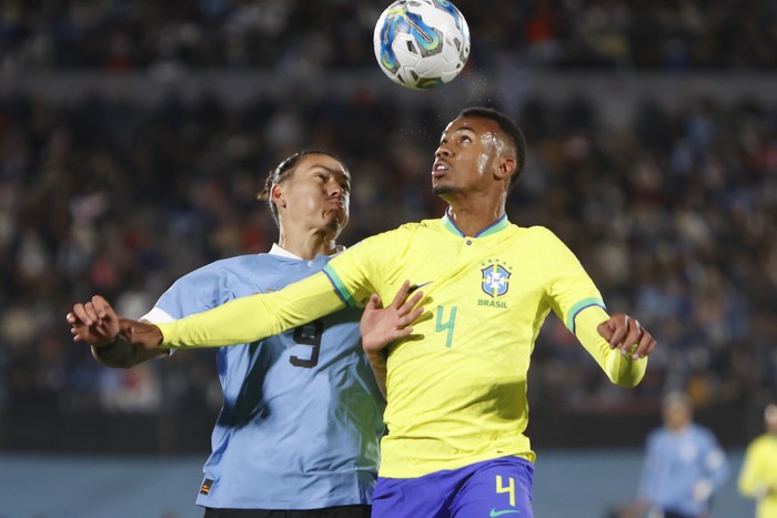 Darwin Núñez, de Uruguay y Gabriel Magalhaes, de Brasil, el 17 de octubre, en el Estadio Centenario. · Foto: Camilo dos Santos