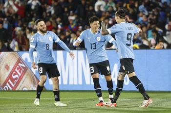 Nahitan Nández, Maximiliano Araújo y Darwin Núñez en el estadio Centenario · Foto: Camilo dos Santos