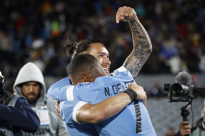 Darwin Núñez y Nicolás de la Cruz festejan el segundo gol de Uruguay ante Brasil, el 17 de octubre, en el estadio Centenario. · Foto: Camilo dos Santos