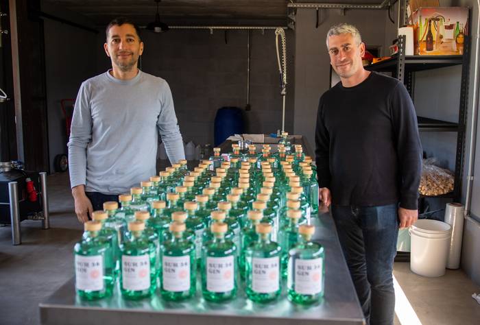 Marcelo López y Ángel Ghiazza, creadores de Sur 34 Gin. · Foto: Ignacio Dotti
