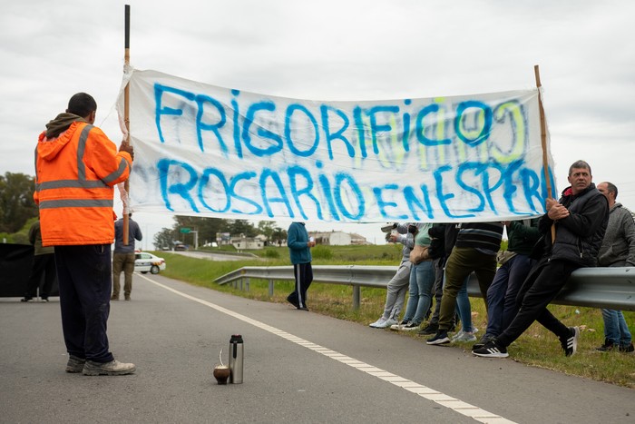 Movilización de trabajadores del Frigorófico Rosario, en ruta 1, próximo a radial de Rosario (archivo, 2023). · Foto: Ignacio Dotti