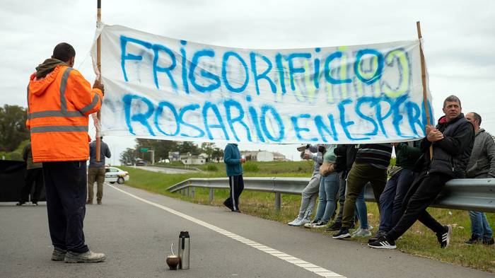 Movilización de los trabajadores del Frigorófico Rosario en la ruta 1. · Foto: Ignacio Dotti