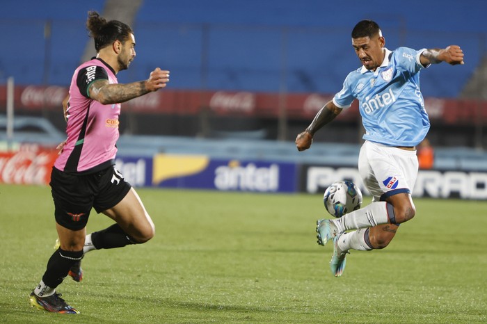 Gian Franco Allala, de Montevideo City Torque, y Yonathan Rodríguez, de Nacional, durante el partido por la fecha 6 del Torneo Clausura 2023, en el estadio Centenario. · Foto: Camilo dos Santos