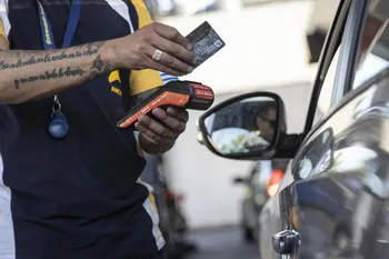 Foto principal del artículo 'El Poder Ejecutivo definió una baja en los combustibles y mantuvo el precio del supergás' · Foto: Camilo dos Santos