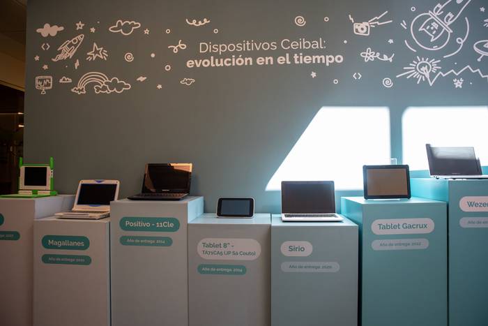 Evolución de los dispositivos entregados por Plan Ceibal. · Foto: Martín Varela Umpiérrez