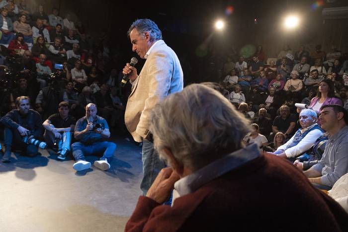 Yamandú Orsi y José Mujica durante el lanzamiento de la gira nacional en apoyo a Orsi, el 27 de octubre, en el teatro El Galpón. · Foto: Camilo dos Santos