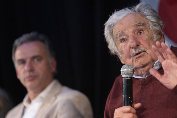 Yamandú Orsi y José Mujica (archivo, octubre de 2023). · Foto: Camilo dos Santos