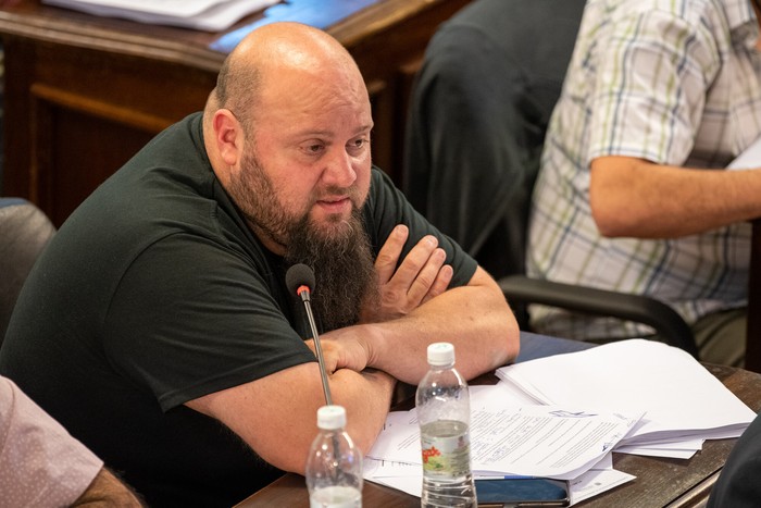 El edil del Frente Amplio, Carlos Fernández, durante una sesión de la Junta Departamental de Colonia. · Foto: Ignacio Dotti